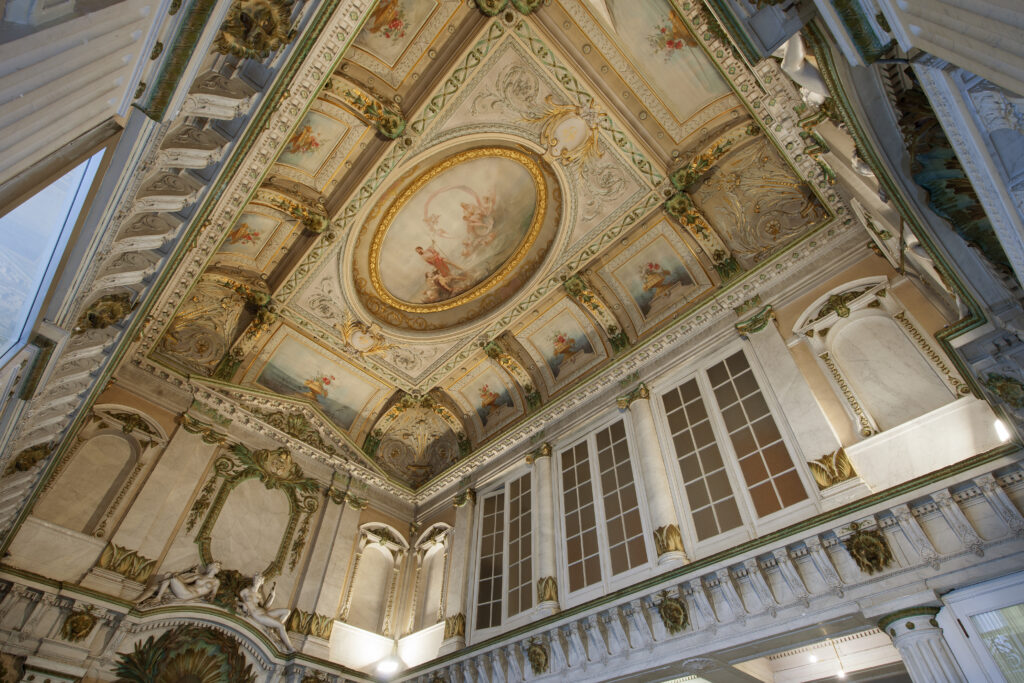 Anciens thermes, plafond du hall d'entrée 02 © Guy Focant