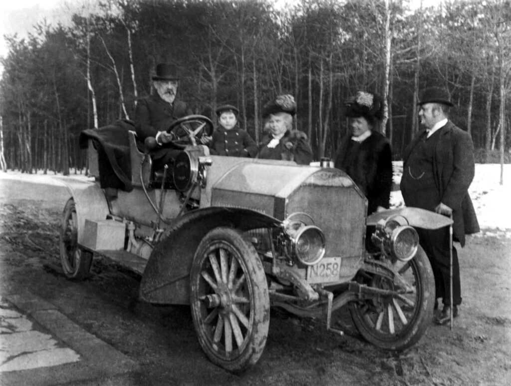 První hybridní vůz LAURIN & KLEMENT typ E byl v roce 1908 předveden na Jubilejní výstavě v Praze.foto archiv ŠKODA AUTO, a.s.,
