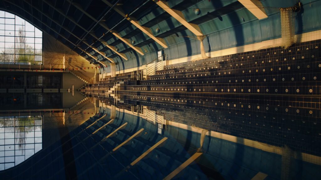 01_Praha_Plavecky-stadion-Podoli_tribuna_odraz